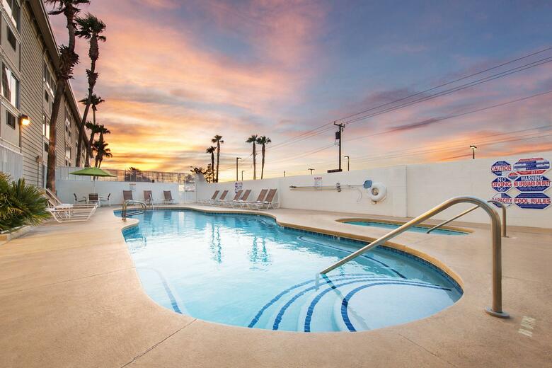 Hotel Arizona Charlie's Decatur