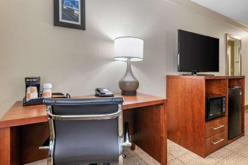 Holiday Inn Express Hotel & Suites Newark-heath