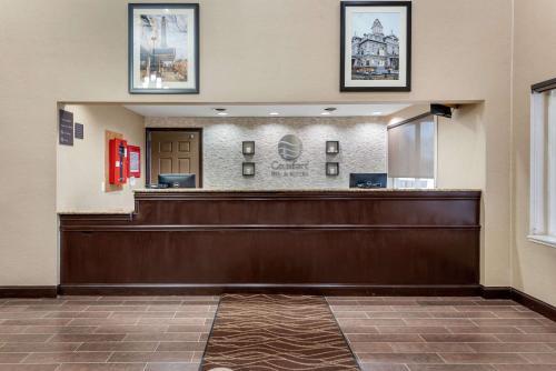 Holiday Inn Express Hotel & Suites Newark-heath
