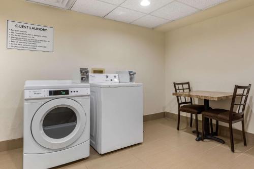 Holiday Inn Express Hotel & Suites Newark-heath