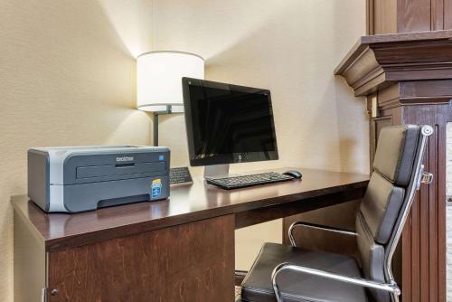 Holiday Inn Express Hotel & Suites Newark-heath