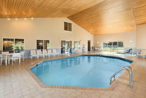 Hotel Country Inn & Suites Chippewa Falls