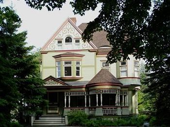Estabrook House Bed And Breakfast