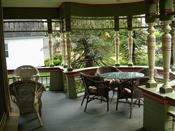 Estabrook House Bed And Breakfast