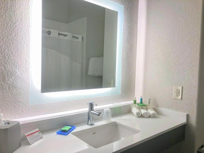 Holiday Inn Express Hotel & Suites Hearne