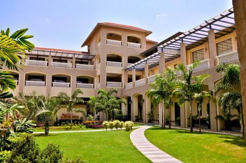 Hotel Pramod Convention & Club Resort