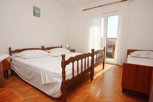 Apartments By The Sea Pisak (omis) - 7570