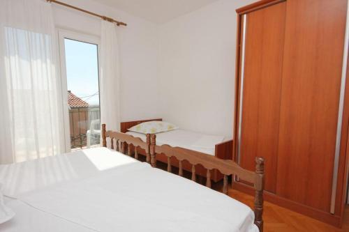 Apartments By The Sea Pisak (omis) - 7570