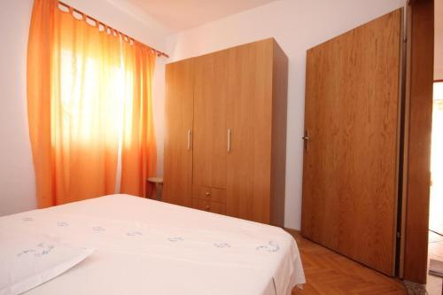 Apartments By The Sea Pisak (omis) - 7570