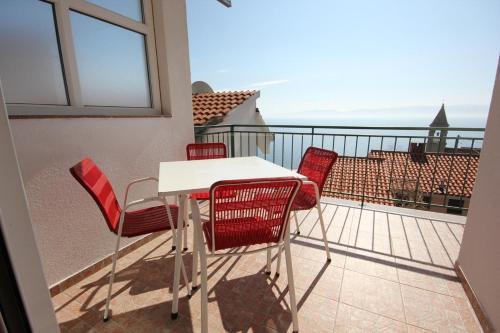 Apartments By The Sea Pisak (omis) - 7570