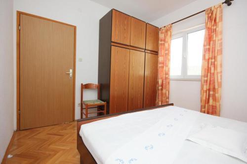 Apartments By The Sea Pisak (omis) - 7570
