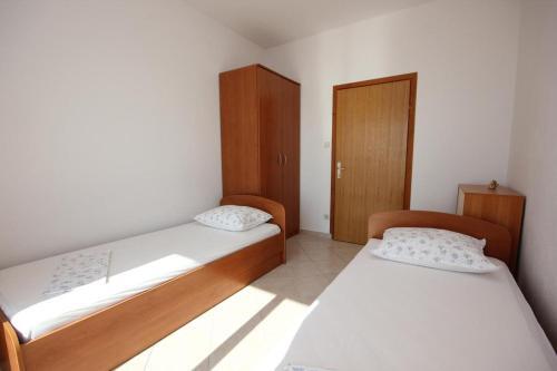 Apartments By The Sea Pisak (omis) - 7570