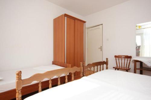 Apartments By The Sea Pisak (omis) - 7570