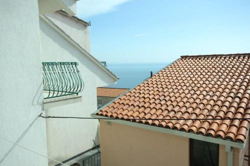 Apartments By The Sea Pisak (omis) - 7570