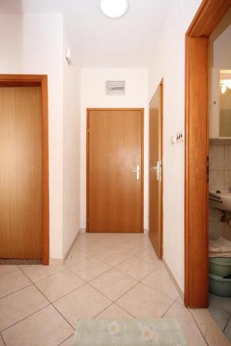 Apartments By The Sea Pisak (omis) - 7570