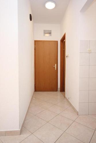 Apartments By The Sea Pisak (omis) - 7570