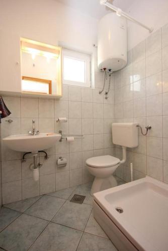 Apartments By The Sea Pisak (omis) - 7570