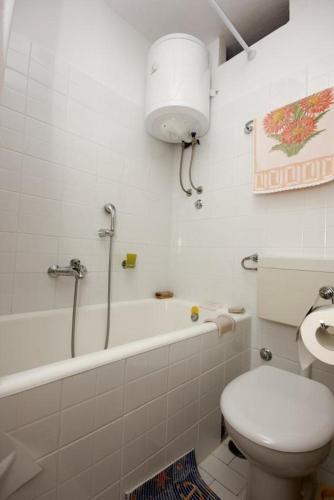 Apartments By The Sea Pisak (omis) - 7570