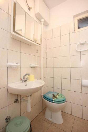 Apartments By The Sea Pisak (omis) - 7570