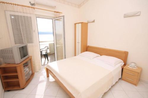 Apartments By The Sea Pisak (omis) - 4815