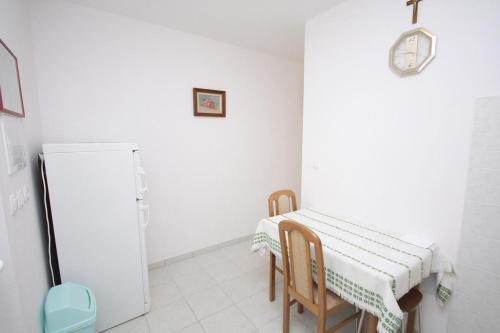 Apartments By The Sea Pisak (omis) - 4815
