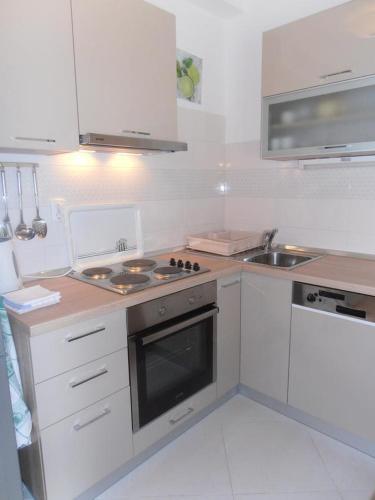 Apartments By The Sea Pisak (omis) - 4815