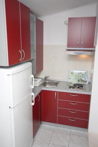 Apartments By The Sea Pisak (omis) - 4815