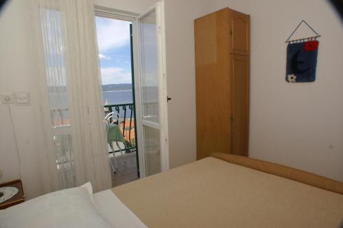 Apartments By The Sea Pisak (omis) - 2742