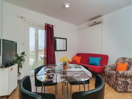 Two-bedroom Apartment In Podstrana