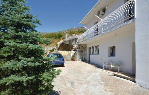 Two-bedroom Apartment In Podstrana