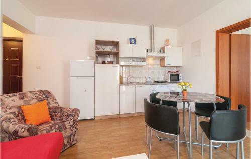 Two-bedroom Apartment In Podstrana