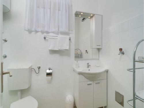 Two-bedroom Holiday Home In Podstrana
