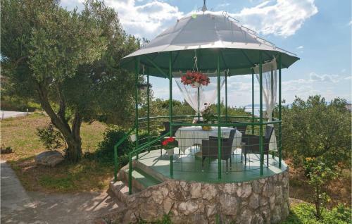 Two-bedroom Holiday Home In Podstrana