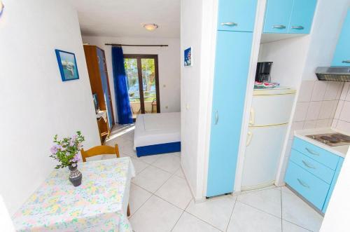 Apartments By The Sea Pisak (omis) - 2802