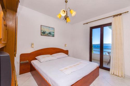 Apartments By The Sea Pisak (omis) - 2802