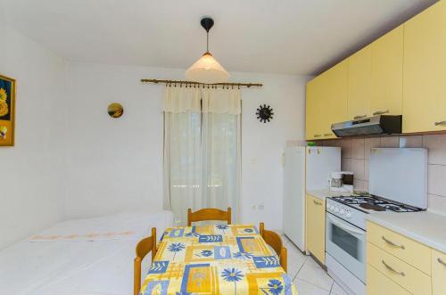 Apartments By The Sea Pisak (omis) - 2802