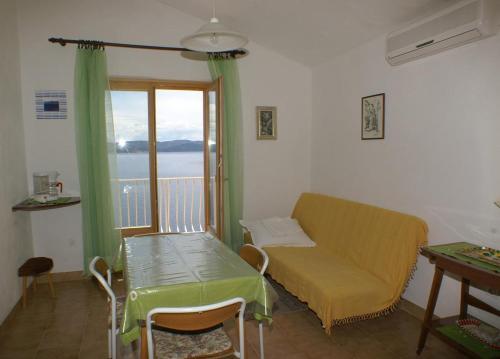 Apartments By The Sea Pisak (omis) - 2750