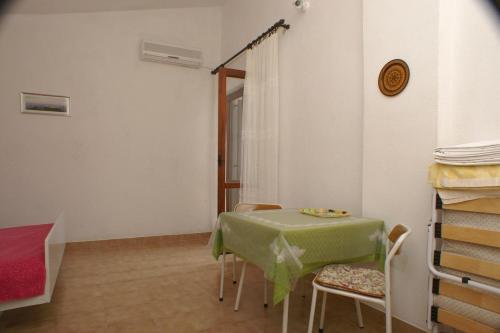 Apartments By The Sea Pisak (omis) - 2750