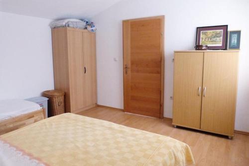 Apartments By The Sea Pisak (omis) - 2750