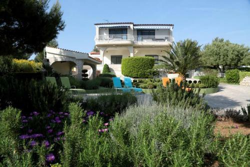 Apartment Pirovac 13692b