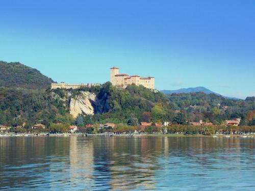 Apartamentos Modern Mansion With Private Beach At Lake Maggiore