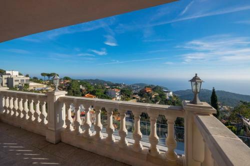 Lloret De Mar Villa Sleeps 9