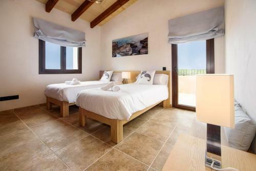 S'horta Villa Sleeps 8 Pool Air Con Wifi