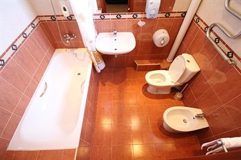 Yanais Hotel