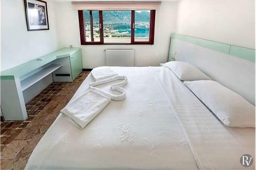Kalkan Villa Sleeps 10 Pool Air Con Wifi