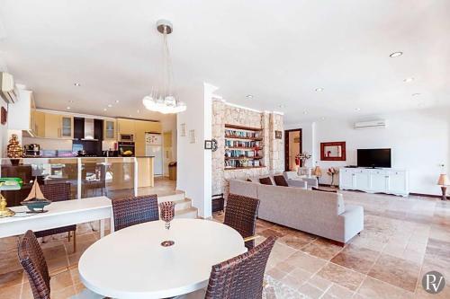 Kalkan Villa Sleeps 10 Pool Air Con Wifi