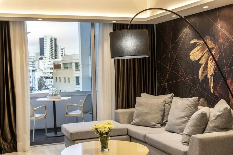 Hotel Almond Business Suites