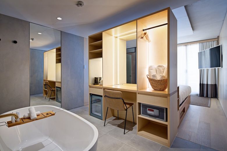 Aparthotel Zara Tower ? Luxury Suites And Apartments