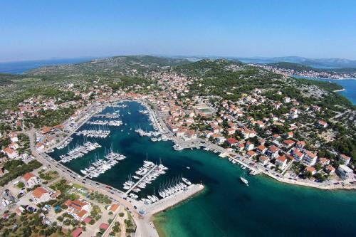 Apartments By The Sea Jezera (murter) - 5123
