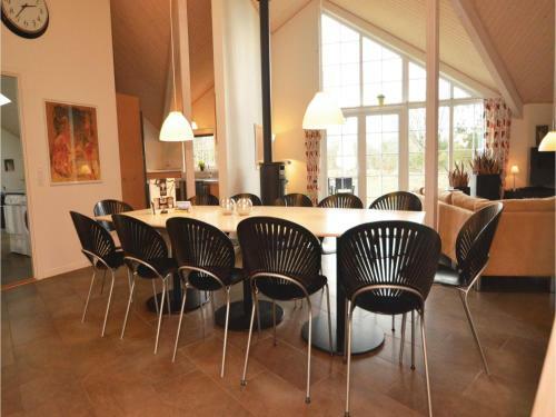 Six-bedroom Holiday Home In Blavand